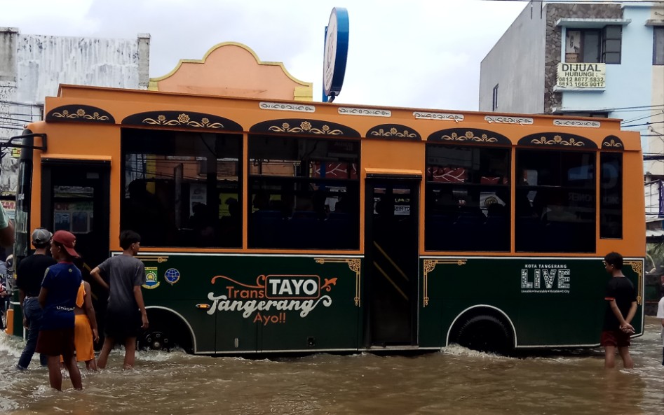 Bus Tayo saat menerobos banjir